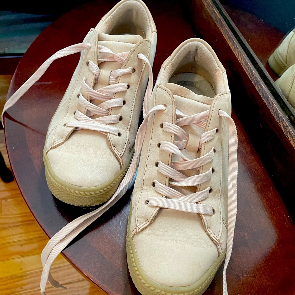Earth Origins Women’s size 7 sneaker